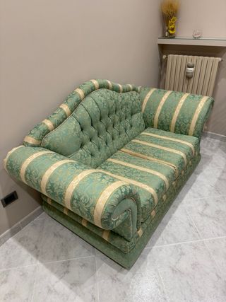 Coppia divani eleganti verdi e oro.