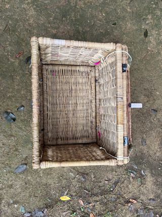 Baúl de mimbre con correa de cuero