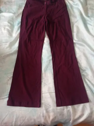 Pantalón de traje morado acampanado