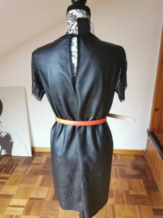 Abito nero con pizzo e cintura rossa