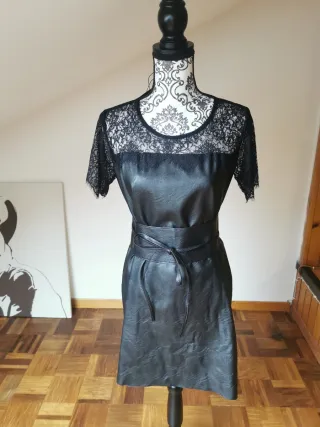 Abito nero con pizzo e cintura rossa