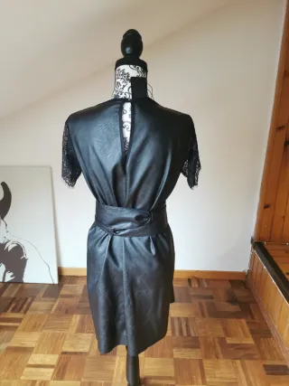 Abito nero con pizzo e cintura rossa