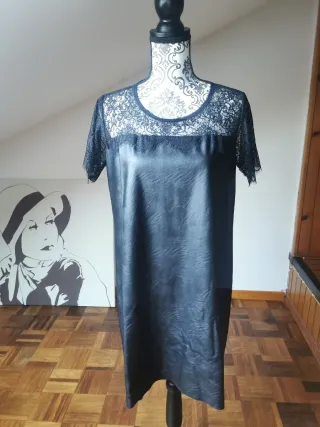 Abito nero con pizzo e cintura rossa