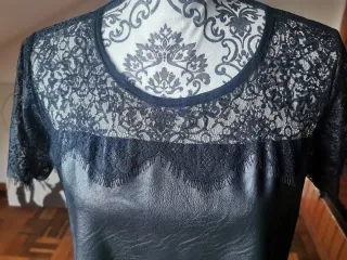 Abito nero con pizzo e cintura rossa