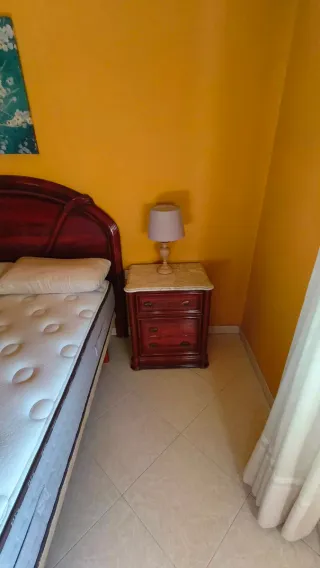 Cómoda de madera con 2 mesitas y cabecero