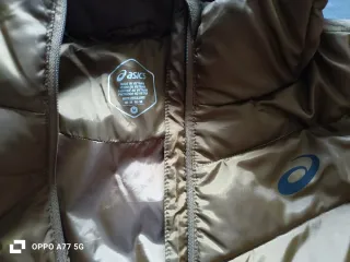 Chaqueta Asics Marrón con Capucha