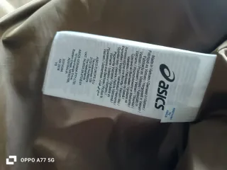 Chaqueta Asics Marrón con Capucha