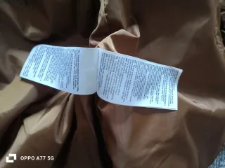 Chaqueta Asics Marrón con Capucha