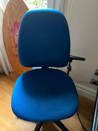 Escritorio con bandeja para pc, silla y estantería