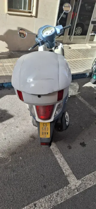 Moto SYM Fiddle III Azul y Blanca