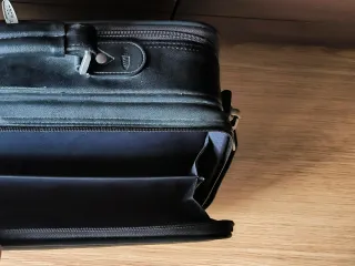 Maletín portátil y documentos negro