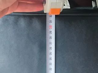 Maletín portátil y documentos negro