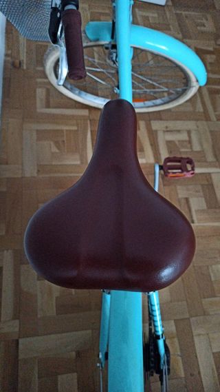 Bicicleta urbana con cesta