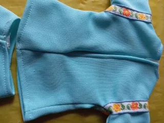 Nancy traje azul y zapatos negros