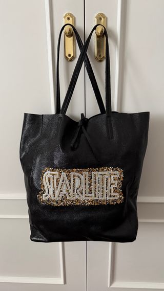 Bolso Negro Starlite con Detalles Dorados