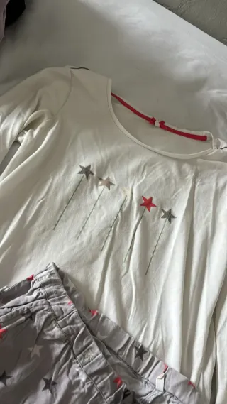 Pijama estrellas gris y blanco