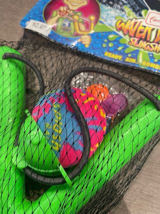 Tirachinas de juguete con globos de agua