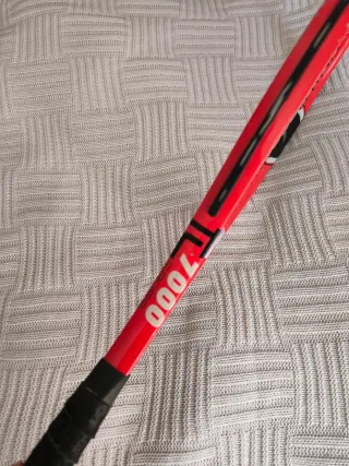 Raqueta de tenis boomerang.