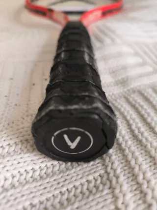 Raqueta de tenis boomerang.