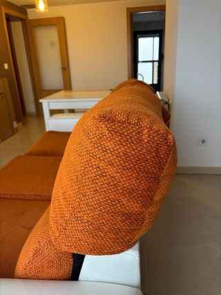 Sofá 3 plazas naranja y blanco