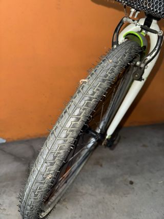 Bicicleta urbana blanca y verde con cesta