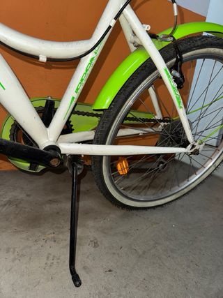 Bicicleta urbana blanca y verde con cesta