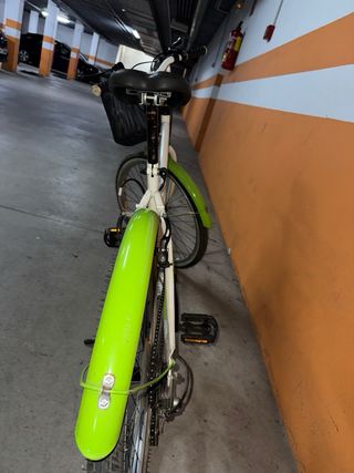 Bicicleta urbana blanca y verde con cesta