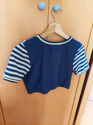 Top deportivo Nike azul con rayas beige