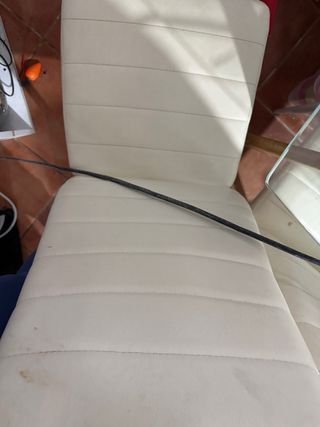 Sillas de comedor beige y blancas