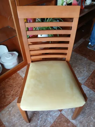 Mesa salón y 4 sillas de madera TORREJON DE ARDOZ