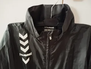 Chubasquero cortavientos Hummel