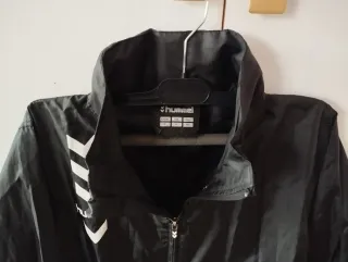 Chubasquero cortavientos Hummel