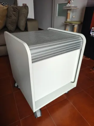 Baúl blanco con ruedas y persiana