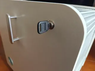 Baúl blanco con ruedas y persiana