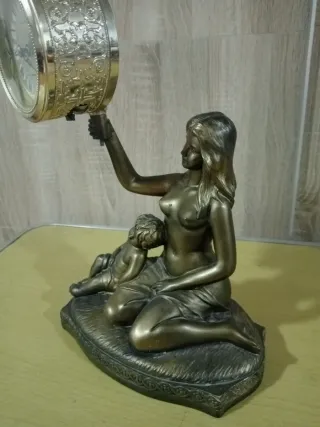 Figura Resina con Reloj, mujer y Niño