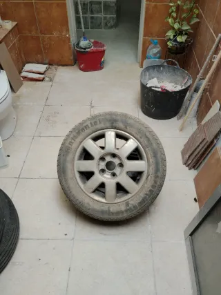 Sillas de coche de Volkswagen y una rueda