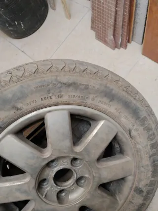 Sillas de coche de Volkswagen y una rueda