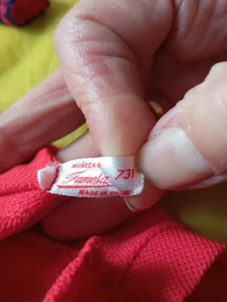 Nancy falda, torera y zuecos rojos