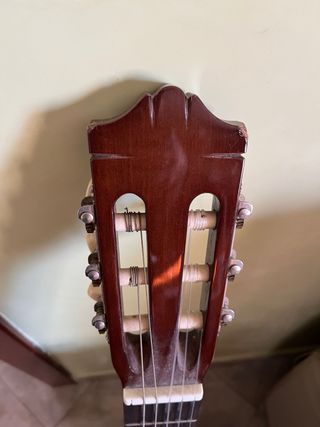 Chitarra acustica con adesivo