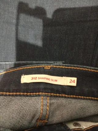 Pantalones Levi's Mujer Talla 24son elásticos