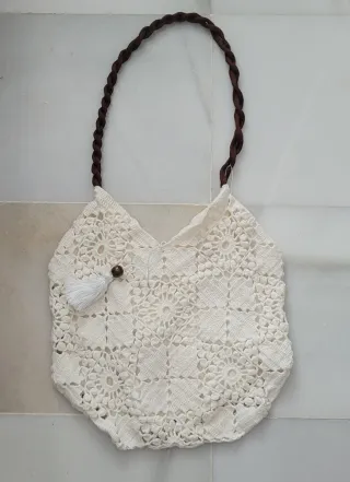 Bolso blanco de croché con flecos