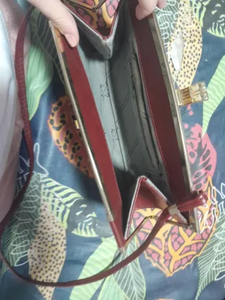 Bolso de mano rojo y plateado