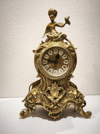 Reloj de sobremesa de bronce antiguo