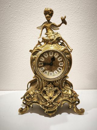 Reloj de sobremesa de bronce antiguo