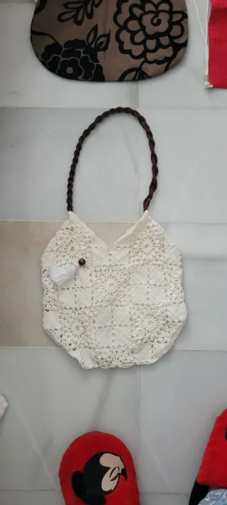 Bolso blanco de croché con asa trenzada