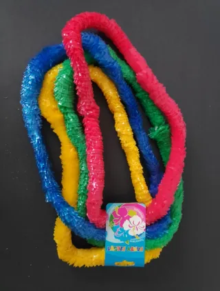 Parrucche, collane, berretto e diadema festivi