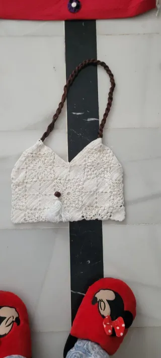 Bolso blanco de croché con asa marrón
