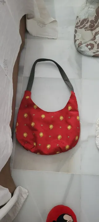 Bolso de tela rojo con estampado dorado