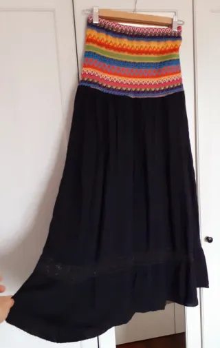 Falda larga negra con estampado étnico