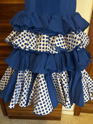 Traje de flamenca azul con lunares blancos